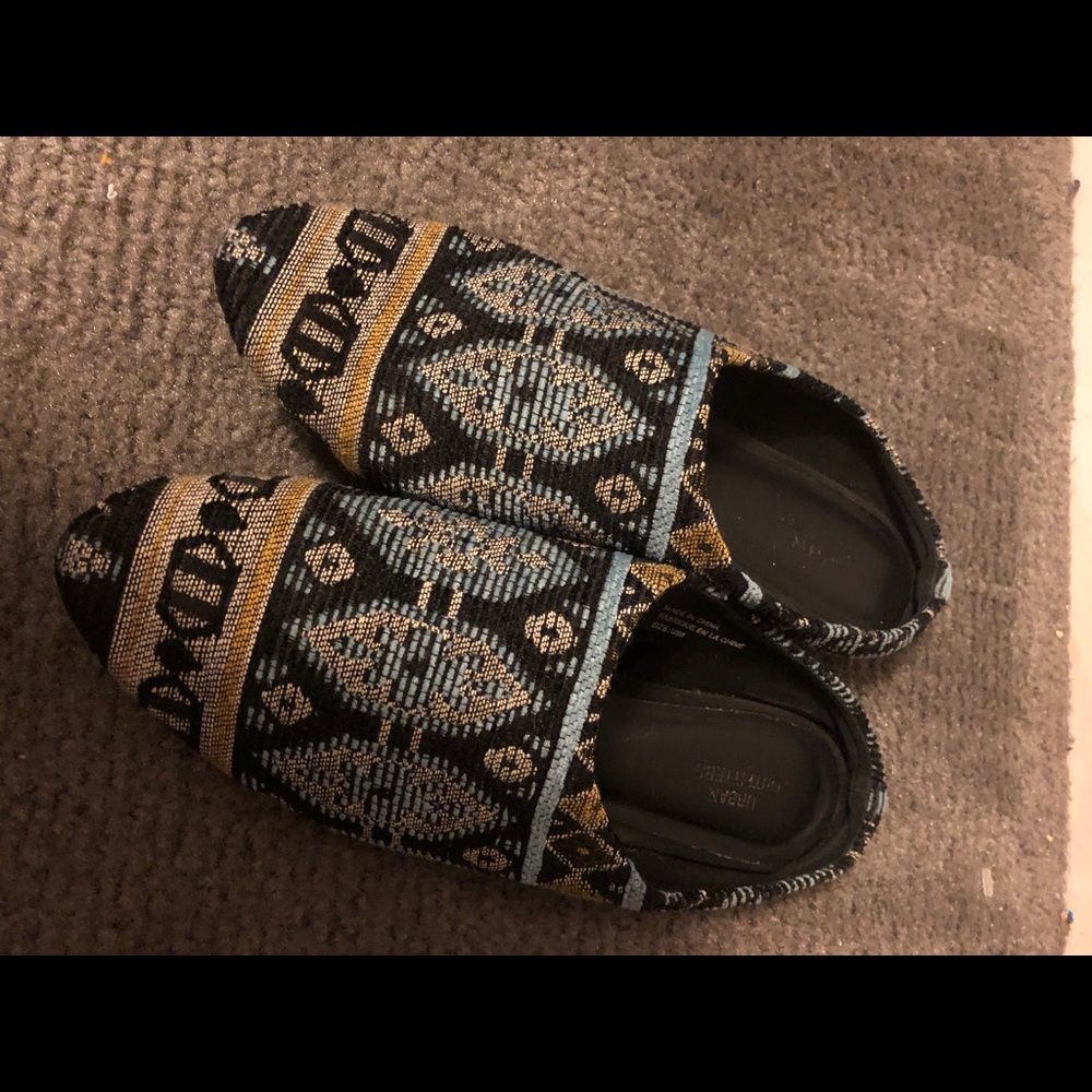 ✨Urban Outfitters✨Hippie patterned mule sandals 8
